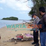 TERBUNGKUS: Mayat warga Kecamatan Dungkek usai dipindahkan ke pinggir pantai (Foto: Humas Polres Sumenep)