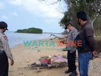 TERBUNGKUS: Mayat warga Kecamatan Dungkek usai dipindahkan ke pinggir pantai (Foto: Humas Polres Sumenep)