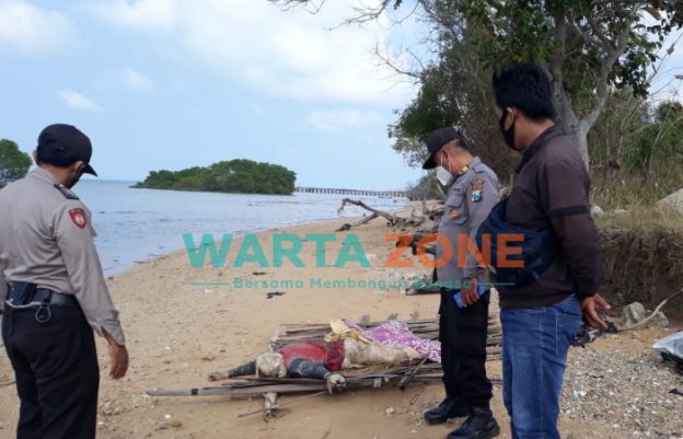 TERBUNGKUS: Mayat warga Kecamatan Dungkek usai dipindahkan ke pinggir pantai (Foto: Humas Polres Sumenep)