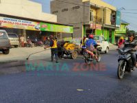 Foto: Uji coba pengaspalan di Jalan Udang Windu, Dusun Krajan Kecamatan Kaliwates, Kabupaten Jember.