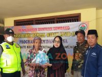 Foto: Pemdes Jate, Pulau Giliraja, Kecamatan Giligenting, Sumenep, saat menyalurkan paket Sembako kepada janda lansia.