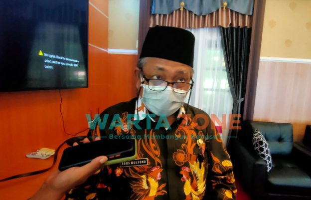 LUGAS: Kepala Dinkes Sumenep, Agus Mulyono, saat memberikan keterangan usai rapat bersama Forkopimda di Pendopo Keraton Sumenep (Foto: Abd Wakid)