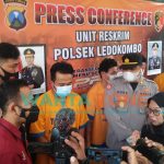 PASRAH: Pelaku perampasan ponsel saat diamankan polisi (Foto: Nur Imatus Safitri)
