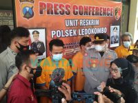 PASRAH: Pelaku perampasan ponsel saat diamankan polisi (Foto: Nur Imatus Safitri)