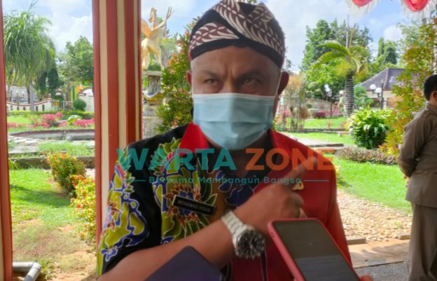 LUGAS: Plt Kepala Disdik Sumenep, Moh. Iksan, saat memberikan keterangan (Foto: Abd Wakid)