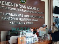 Foto: Calon jemaah haji yang gagal berangkat di tahun 2021 saat berada di Kantor Kemenag Cabang Jember.