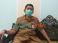 LUGAS: Kepala Dispendukcapil Sumenep, R. Ach. Syahwan Effendy, saat memberikan keterangan di ruang kerjanya (Foto: Abd Wakid)