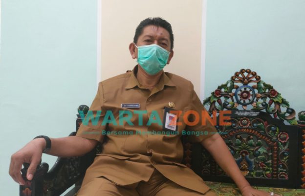 LUGAS: Kepala Dispendukcapil Sumenep, R. Ach. Syahwan Effendy, saat memberikan keterangan di ruang kerjanya (Foto: Abd Wakid)