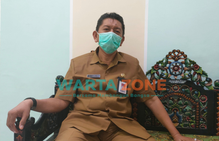 LUGAS: Kepala Dispendukcapil Sumenep, R. Ach. Syahwan Effendy, saat memberikan keterangan di ruang kerjanya (Foto: Abd Wakid)