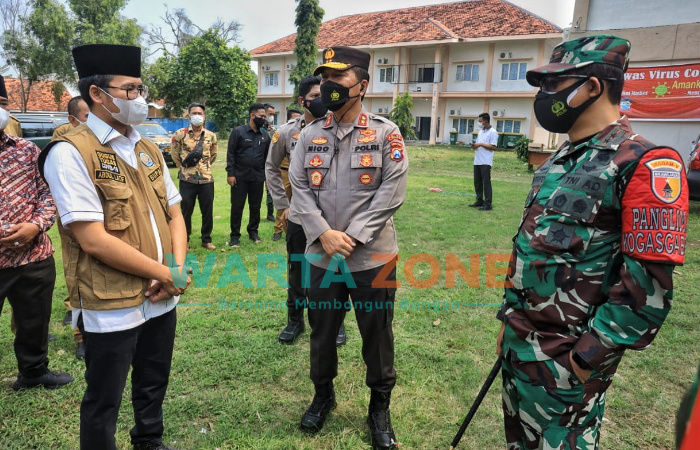 Foto: Kapolda Jawa Timur, Pangdam V Brawijaya, Dandim dan Bupati Bangkalan, saat melakukan Management Krisis untuk mengantisipasi meningkatnya covid di Bangkalan.