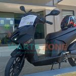 Foto: Motor listrik Gesits terpajang di depan pintu masuk kantor pusat BPRS Bhakti Sumekar Sumenep.