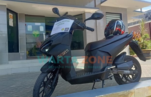 Foto: Motor listrik Gesits terpajang di depan pintu masuk kantor pusat BPRS Bhakti Sumekar Sumenep.