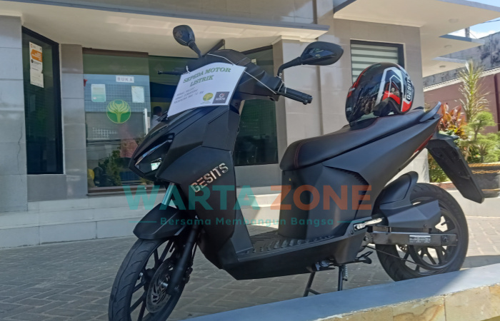 Foto: Motor listrik Gesits terpajang di depan pintu masuk kantor pusat BPRS Bhakti Sumekar Sumenep.