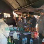 Foto: Jajaran Forkopimda Pamekasan, Madura saat melakukan penyekatan dan rapid antigen acak terhadap pengendara yang hendak masuk ke Kabupaten Pamekasan.