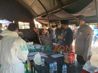 Foto: Jajaran Forkopimda Pamekasan, Madura saat melakukan penyekatan dan rapid antigen acak terhadap pengendara yang hendak masuk ke Kabupaten Pamekasan.