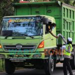 Foto: Srikandi Polda Jatim, saat membagikan masker dan sembako berupa beras di kabupaten Bangkalan. Sekaligus memberi edukasi kepada masyarakat tentang penerapan protokol kesehatan (Prokes) 5M.
