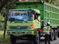 Foto: Srikandi Polda Jatim, saat membagikan masker dan sembako berupa beras di kabupaten Bangkalan. Sekaligus memberi edukasi kepada masyarakat tentang penerapan protokol kesehatan (Prokes) 5M.