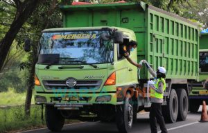Srikandi Polda Jatim Bagikan Masker dan Sembako di Bangkalan, Sembari Berikan Edukasi 5M