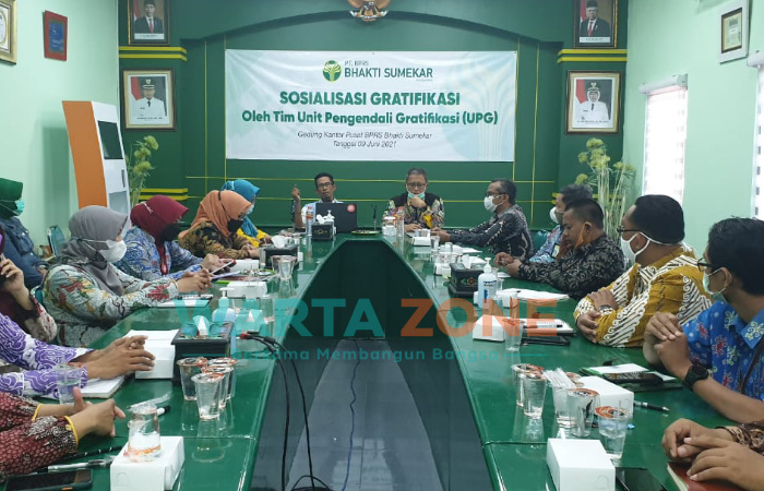 Foto: Sosialisasi gratifikasi oleh tim Unit Pengendali Gratifikasi (UPG), di aula BPRS Bhakti Sumekar.