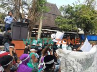 KOMPAK: Massa aksi saat menyampaikan aspirasi di depan kantor DPMD Sumenep (Foto: Abd Wakid)