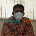 LUGAS: Plt. Kepala DLH Sumenep, Ernawan Utomo, saat memberikan keterangan di ruang kerjanya (Foto: Abd Wakid)