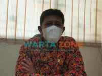 LUGAS: Plt. Kepala DLH Sumenep, Ernawan Utomo, saat memberikan keterangan di ruang kerjanya (Foto: Abd Wakid)
