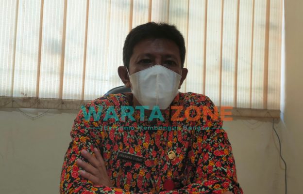 LUGAS: Plt. Kepala DLH Sumenep, Ernawan Utomo, saat memberikan keterangan di ruang kerjanya (Foto: Abd Wakid)