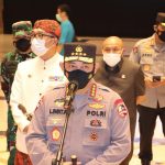 Foto: Panglima TNI Marsekal Hadi Tjahjanto dan Kapolri Jenderal Listyo Sigit Prabowo, saat meninjau langsung kegiatan serbuan vaksinasi massal Covid-19 di Bandung, Jawa Barat.