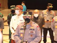 Foto: Panglima TNI Marsekal Hadi Tjahjanto dan Kapolri Jenderal Listyo Sigit Prabowo, saat meninjau langsung kegiatan serbuan vaksinasi massal Covid-19 di Bandung, Jawa Barat.