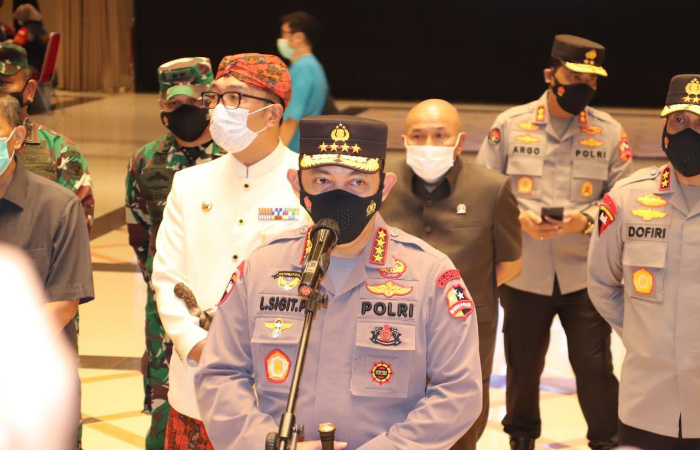 Foto: Panglima TNI Marsekal Hadi Tjahjanto dan Kapolri Jenderal Listyo Sigit Prabowo, saat meninjau langsung kegiatan serbuan vaksinasi massal Covid-19 di Bandung, Jawa Barat.