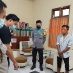 Foto: Tersangka tertangkap warga saat akan mencuri mixer (alat pengeras suara) di dalam Masjid Baitul Mustaqim Dusun Langsatan, Desa Sukamakmur, Kecamatan Ajung.