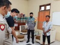 Foto: Tersangka tertangkap warga saat akan mencuri mixer (alat pengeras suara) di dalam Masjid Baitul Mustaqim Dusun Langsatan, Desa Sukamakmur, Kecamatan Ajung.