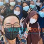 BERSAHABAT: Bupati Pamekasan, Baddrut Tamam, saat foto bersama calon penerima beasiswa IPDN (Foto: Dok. WARTA ZONE)