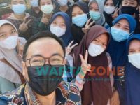 BERSAHABAT: Bupati Pamekasan, Baddrut Tamam, saat foto bersama calon penerima beasiswa IPDN (Foto: Dok. WARTA ZONE)
