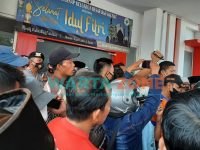 BERKERUMUN: Ratusan warga tampak memadati pintu masuk utama RSD Kalisat (Foto: Nur Imatus Safitri)