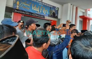 Ratusan Warga Jember Datangi RSD Kalisat, Tolak Hasil Tes Swab Kasun