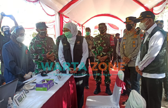 Foto: Forkopimda Jawa Timur, saat meninjau Vaksinasi massal di Kabupaten Sumenep, Madura, Jawa Timur.