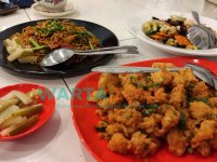 Foto: Ayam pasir emas menu favorit di warung klempoken Jember.