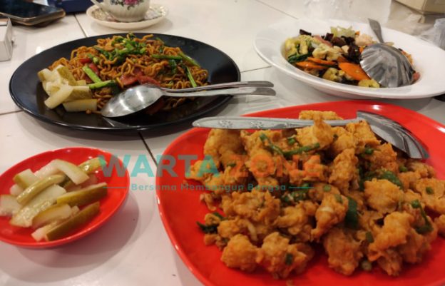 Foto: Ayam pasir emas menu favorit di warung klempoken Jember.