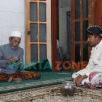 Foto: Bupati Sumenep, Madura, Jawa Timur, Achmad Fauzi, saat sowan ke 'dhalem' KH Ahmad Nawawi Abdul Jalil di Sidogiri Pasuruan.