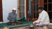 Foto: Bupati Sumenep, Madura, Jawa Timur, Achmad Fauzi, saat sowan ke 'dhalem' KH Ahmad Nawawi Abdul Jalil di Sidogiri Pasuruan.
