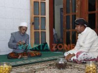 Foto: Bupati Sumenep, Madura, Jawa Timur, Achmad Fauzi, saat sowan ke 'dhalem' KH Ahmad Nawawi Abdul Jalil di Sidogiri Pasuruan.