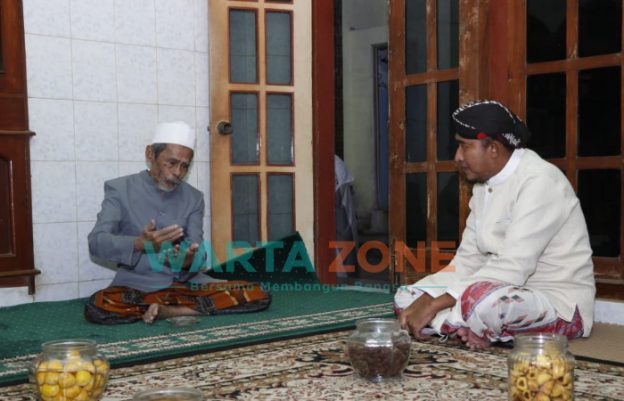 Foto: Bupati Sumenep, Madura, Jawa Timur, Achmad Fauzi, saat sowan ke 'dhalem' KH Ahmad Nawawi Abdul Jalil di Sidogiri Pasuruan.