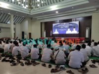 KHIDMAT: Pembinaan mental spiritual ASN Pemerintah Daerah Kabupaten Jember dengan mengundang Gus Miftah di Pendapa Wahyawibawagraha (Foto: Nur Imatus Safitri)