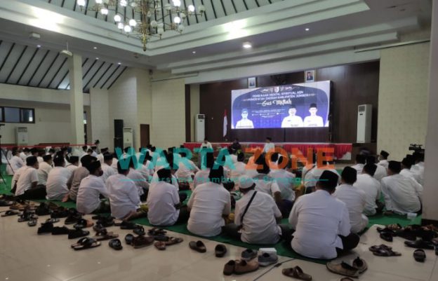 KHIDMAT: Pembinaan mental spiritual ASN Pemerintah Daerah Kabupaten Jember dengan mengundang Gus Miftah di Pendapa Wahyawibawagraha (Foto: Nur Imatus Safitri)