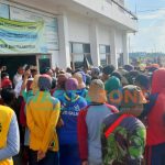 BERJUBEL: Para demonstran dari buruh tani garam saat menuntut pembayaran upah (Foto: Abd Wakid)