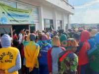 BERJUBEL: Para demonstran dari buruh tani garam saat menuntut pembayaran upah (Foto: Abd Wakid)