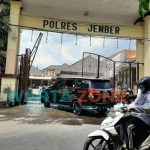 Caption : Pengendara roda dua saat melintas di depan Mapolres Jember, Jalan R.A Kartini, Kecamatan Patrang, Kabupaten Jember.