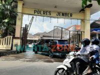 Caption : Pengendara roda dua saat melintas di depan Mapolres Jember, Jalan R.A Kartini, Kecamatan Patrang, Kabupaten Jember.