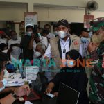 KHAS: Bupati Sumenep, Achmad Fauzi saat memantau jalannya vaksinasi COVID-19 (Foto: Dok. WARTA ZONE)